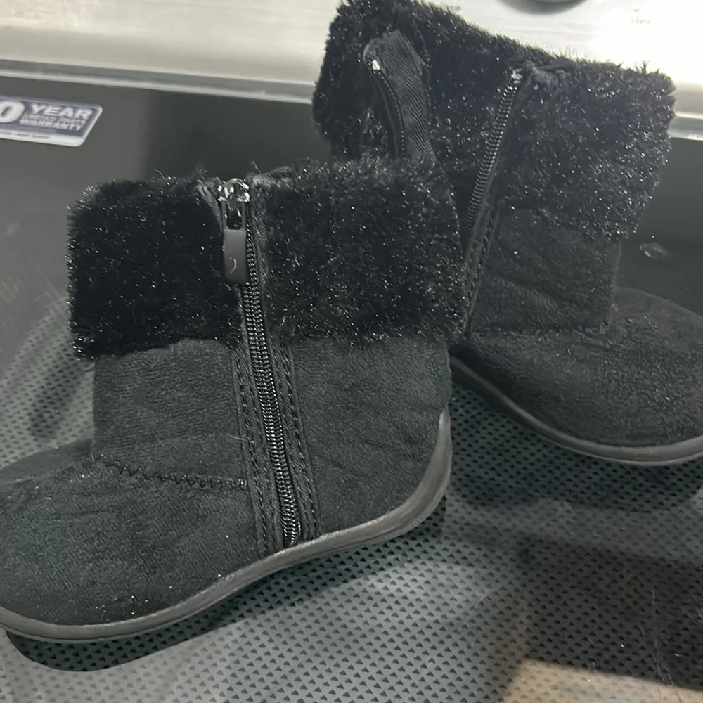 Girls size 6 Pom Pom faux fur boot winter snow suede like upper